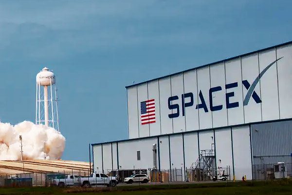 1分钟短篇英语新闻：SpaceX原型火箭在德克萨斯州测试发射时爆炸后坠毁