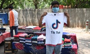 每日英语新闻：在TikTok在印度被禁后，抖音上出现了冒充印度用户的账户