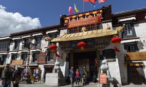 清政府对西藏的行政管理，对活佛转世的权威无可争辩