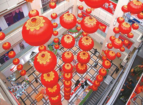 随着春节的临近，中国人将上演一场购物狂欢