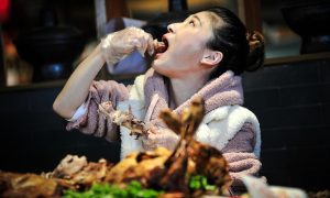 中国通过了反对食物浪费的法律;暴饮暴食，过多的剩菜将面临罚款