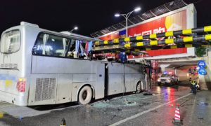 桂林一旅游大巴撞上限高架,事故造成1人死亡,6人受伤