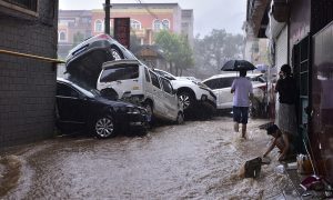 河南省郑州市暴雨造成12人死亡，10万居民被转移