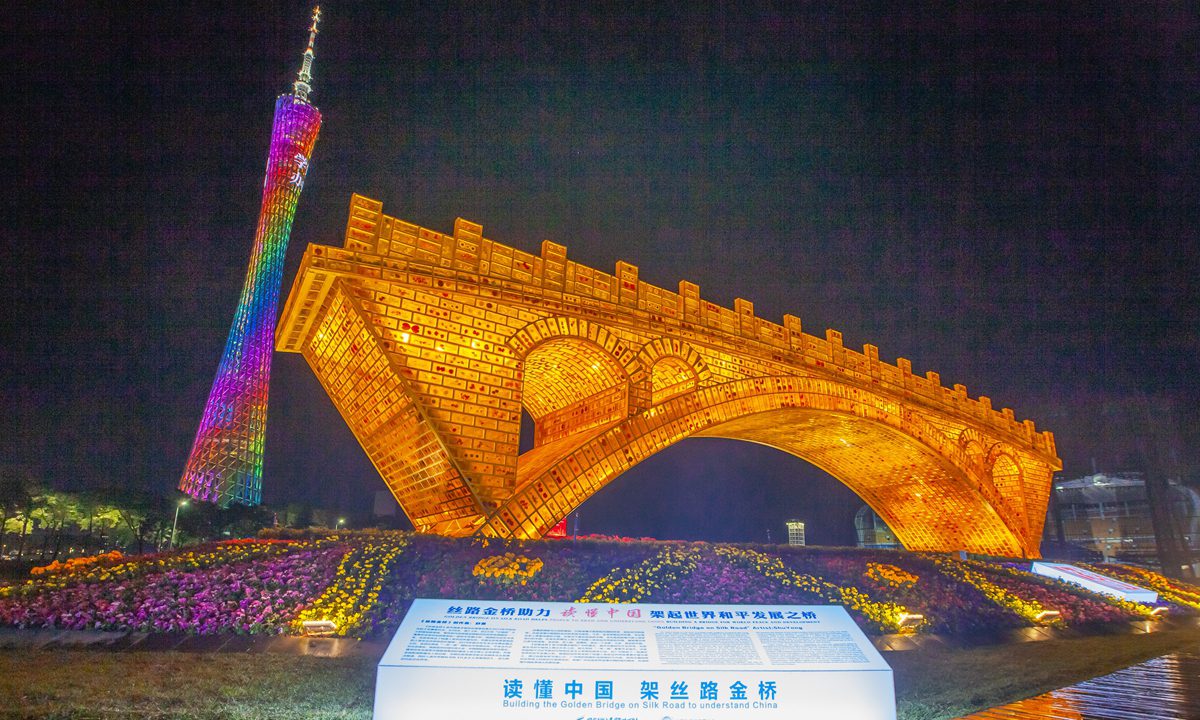 <em>Golden Bridge on the Silk Road</em> by Shu Yong on display in Guangzhou, South China's Guangdong Province 
Photo: Courtesy of Lisa Ma 