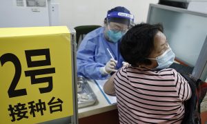 上海正加快老年人新冠疫苗接种率以防止死亡，阳性病例数下降