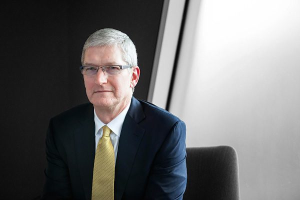 1分钟短篇英语新闻：苹果首席执行官蒂姆·库克暗示，他将继续在家工作到2021年6月