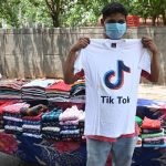每日英语新闻：在TikTok在印度被禁后，抖音上出现了冒充印度用户的账户