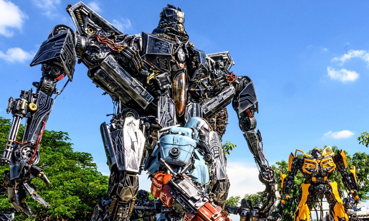 年轻的工匠们用二手车零件制成的变形金刚震惊了网民 年轻的工匠们用二手车零件制成的变形金刚震惊了网民