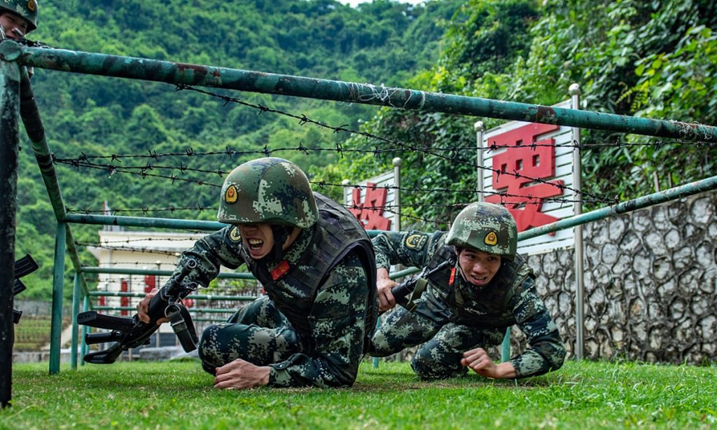 广西两名年轻男子因拒绝服兵役而受到谴责