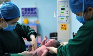 国家卫生部门表示，中国可以试点全面放松计划生育政策，以缓解地区人口下降