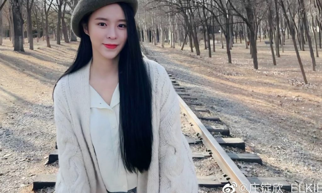 在Instagram的评论中，香港女偶像采取了坚定的爱国立场，得到了中国网民的支持