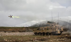 解放军展示新型车载反坦克导弹