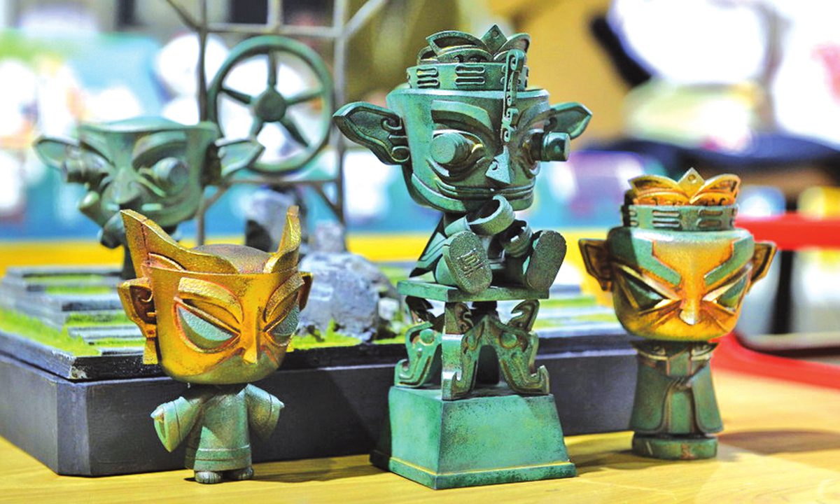 Left: Cultural products inspired by relics discovered at the Sanxingdui Ruins 
Photos: IC