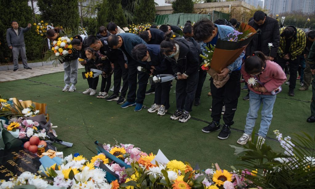 清明节前夕，中国人民向在中印边境冲突中牺牲的烈士致敬