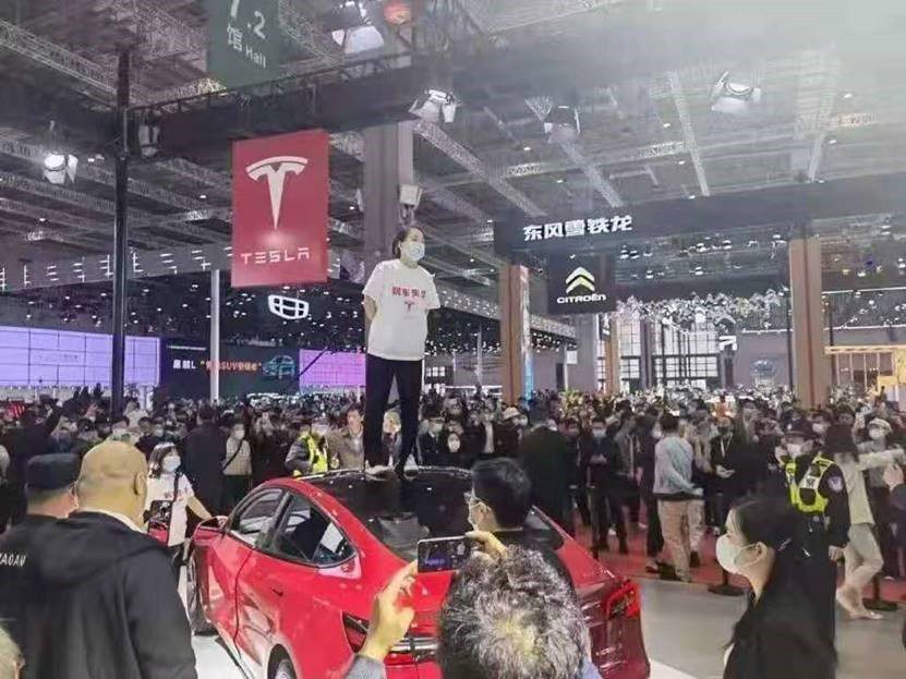 特斯拉客户在上海车展上维权后，中国国家市场监管总局要求依法维护消费者权益
