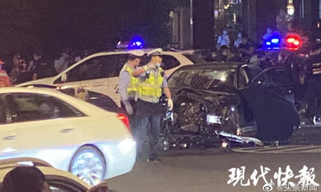 南京男子驾车撞人并持刀捅人：已是前妻、离了婚还不放过