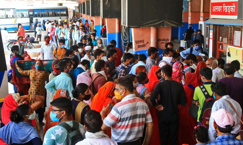 印度大规模疫情爆发仍在持续； 美国低估了死亡人数