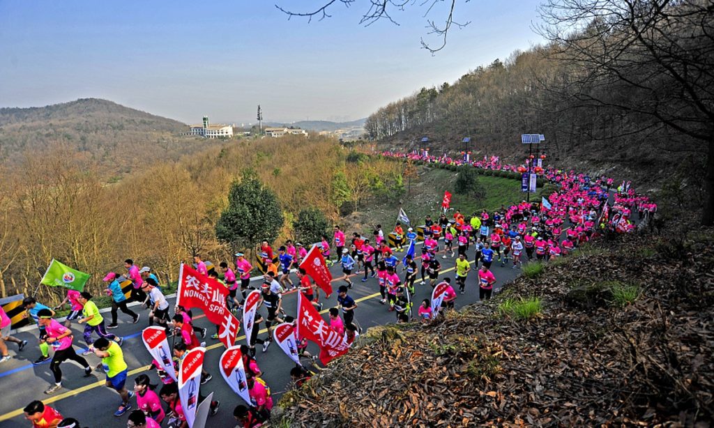 在中国甘肃举行的山地马拉松比赛中，20人死亡