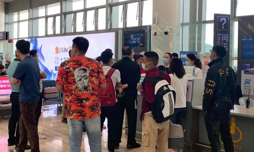 旅游高峰期间，由于恶劣天气，全国2600多个航班被取消