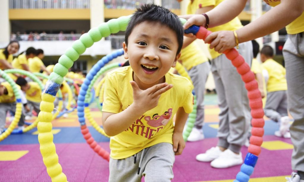 中国放宽计划生育政策，允许一对夫妇生育三个孩子