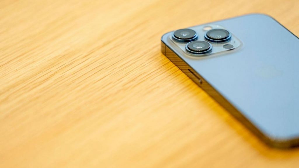 中英双语新闻：iPhone重获中国智能手机销量桂冠