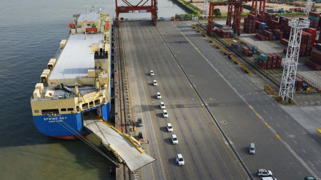 中英双语新闻：中国2021年贸易顺差达6760亿美元