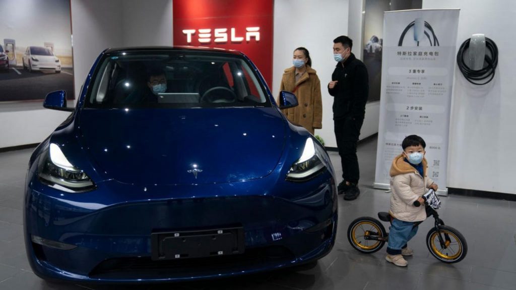 中英双语新闻：特斯拉将扩大在华工厂产能