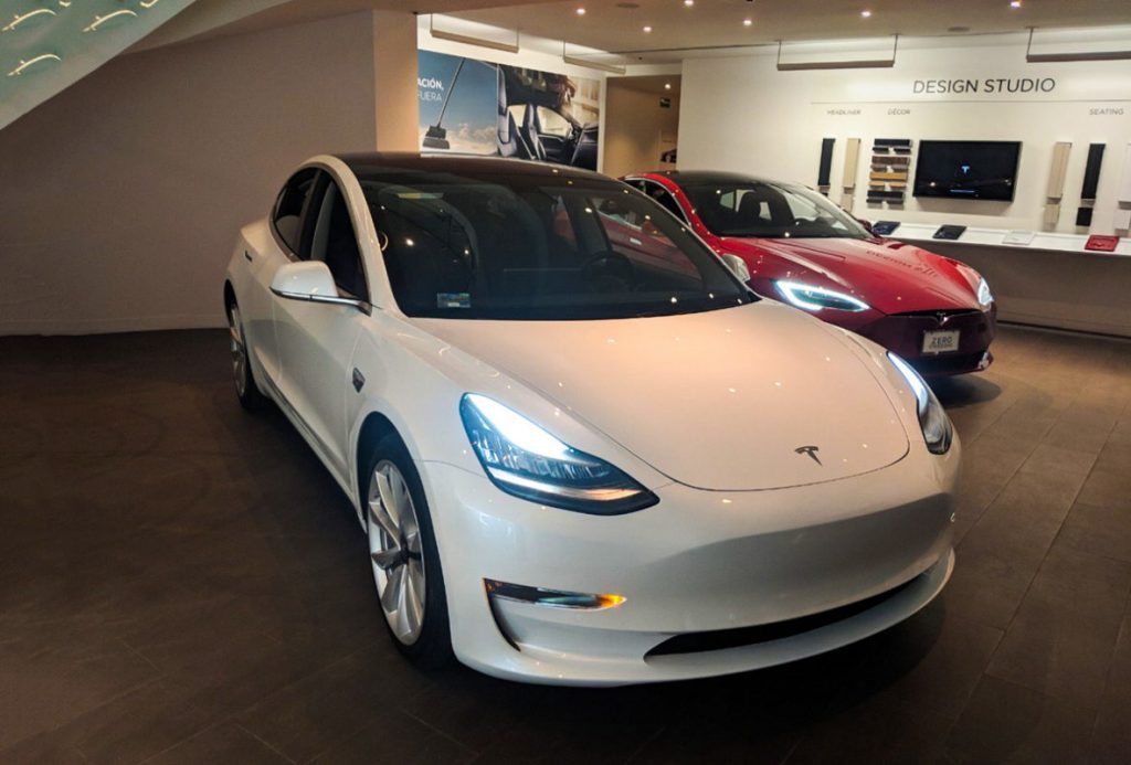 2021年中国汽车销量受芯片短缺影响整体下滑，但新能源车销量却表现不俗