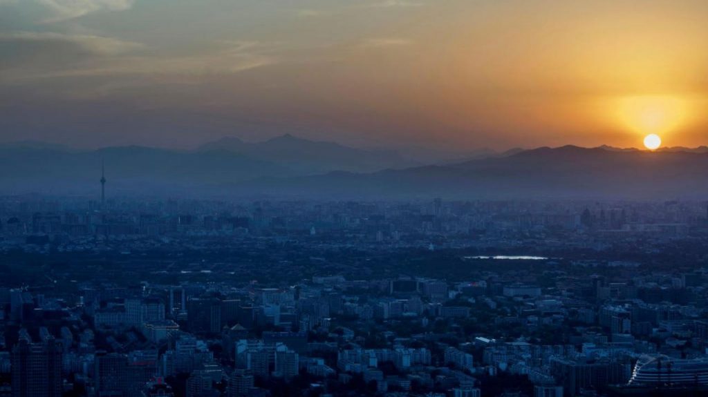 中英双语新闻：中国整治空气污染卓有成效但