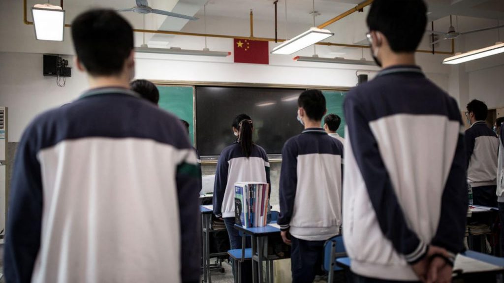 中英双语新闻：新东方半年巨亏8.76亿美元