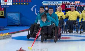 中国轮椅冰壶队击败瑞典队获北京冬残奥会冠军