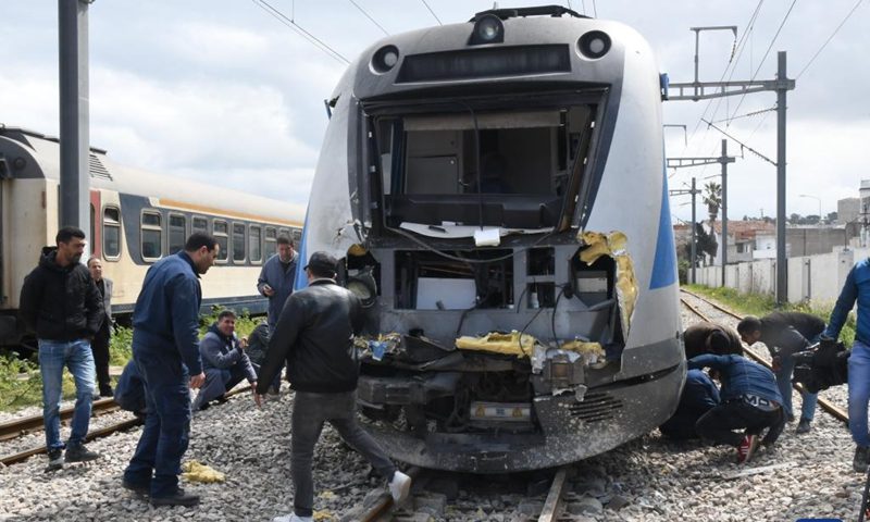 突尼斯两辆客运列车相撞，95人受伤