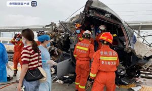贵州一动车撞泥石流脱线，司机死亡
