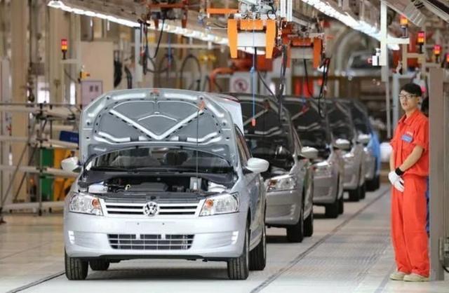 上汽大众（新疆）汽车有限公司，正在生产一辆辆新桑塔纳