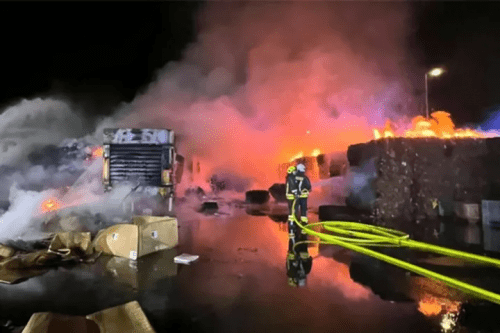 柏林特斯拉超级工厂发生火灾，批评者呼吁停产