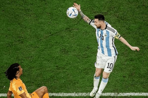 梅西在阿根廷战胜荷兰的比赛中出现"上帝之手"