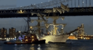 墨西哥海军船撞上布鲁克林大桥,酿成悲剧