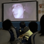 广西一名高中女生在自习课上观看恐怖电影后精神崩溃,法院判令学校保险公司赔偿9182元