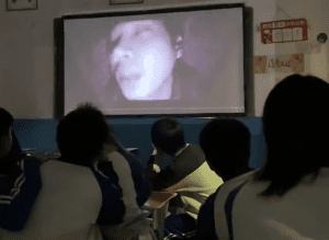 广西一名高中女生在自习课上观看恐怖电影后精神崩溃,法院判令学校保险公司赔偿9182元