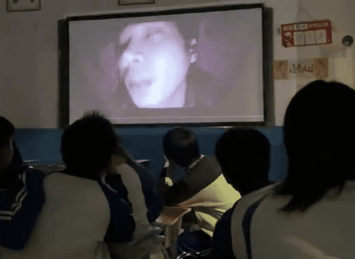 广西一名高中女生在自习课上观看恐怖电影后精神崩溃，法院判令学校保险公司赔偿9182元