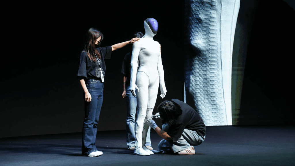 小鹏最新一代Iron人形机器人