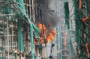香港致命火灾后,当局敦促整改建筑安全漏洞
