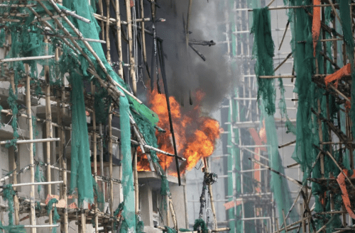 香港致命火灾后,当局敦促整改建筑安全漏洞