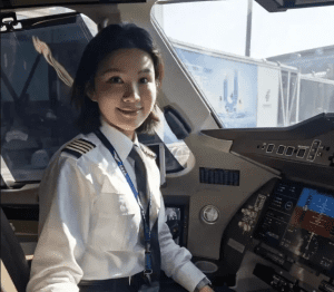 中国C919迎来首位女机长