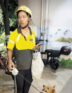 19岁少年带狗睡桥洞,日跑10小时外卖凑学费,长沙人伸援手