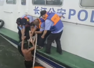 为省交通费横渡长江，男子最终获救