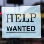 美国8月新增就业16.2万人,商店橱窗张贴的HELP WANTED招聘启事